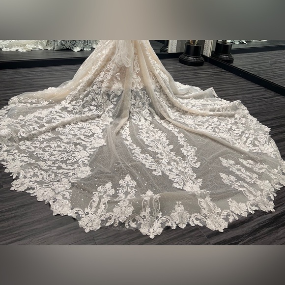 Eve of Milady Wedding Dress with detachable skirt & veil - Picture 11 of 12